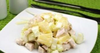 Салат с сельдереем и яблоком и курицей